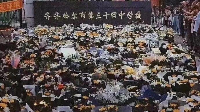 夜幕覆盖松嫩平原忧伤浸透她的脸