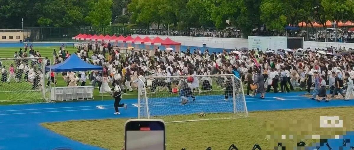那些冲向招聘会的大学生，像不像在凡尔登冲锋的士兵？
